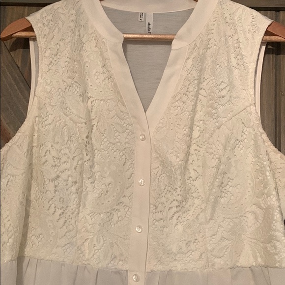 Adorable Women’s Lace Top Size XL - Picture 2 of 4